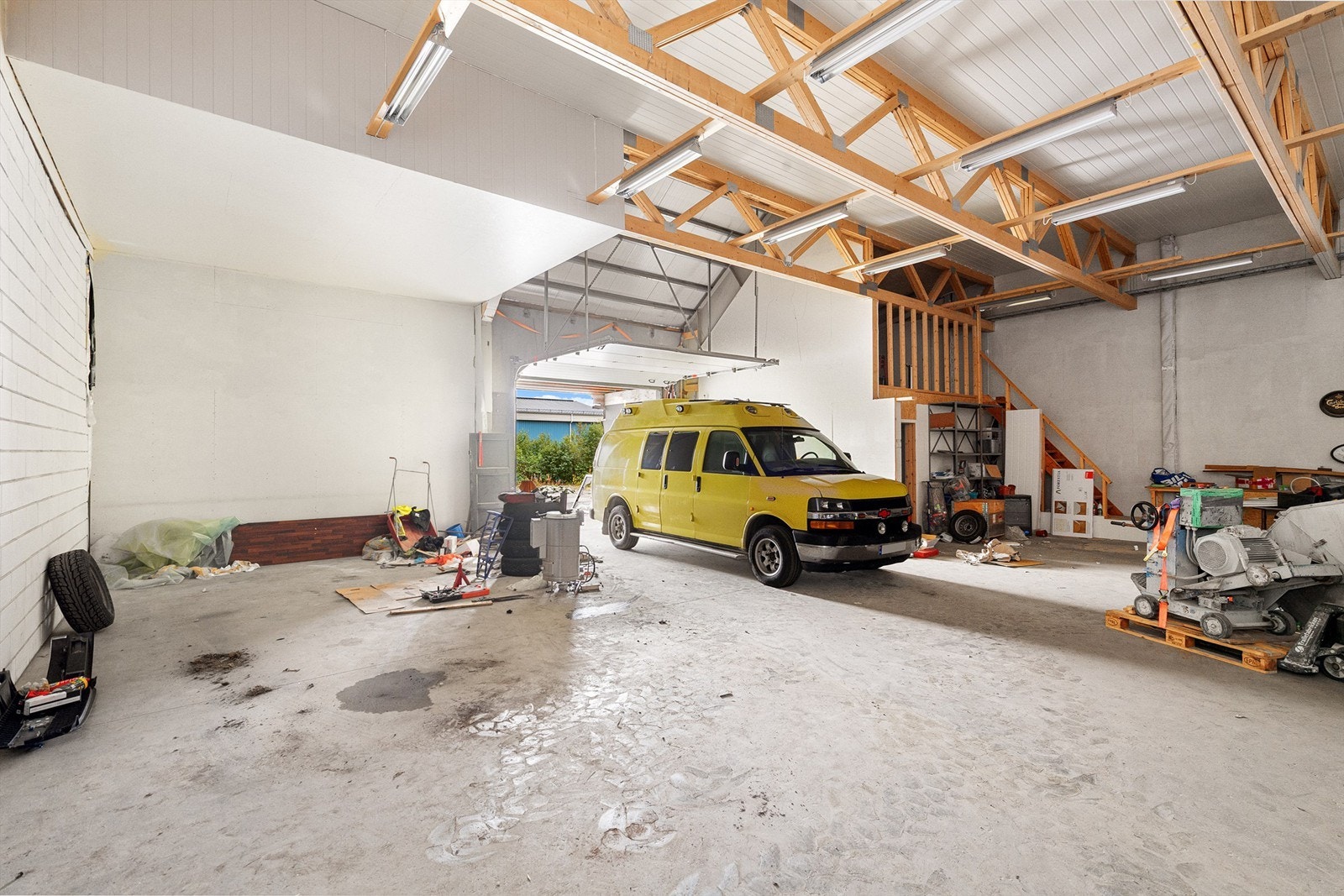 Snr 1 lagerhall. Med adkomst via garasjeport fra siden av bygget, samt inngangsdør. Galleribilde