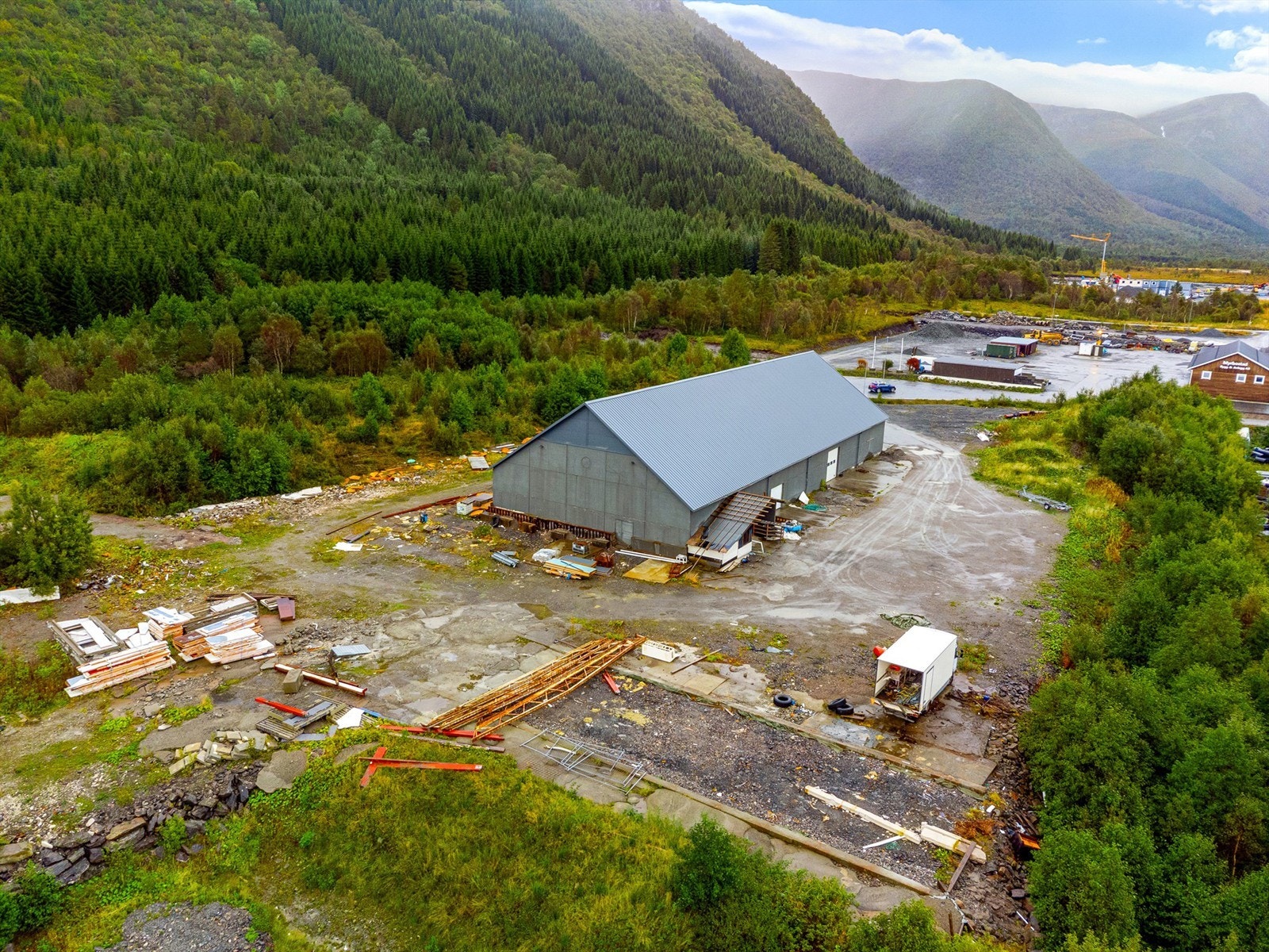 Lagerbygning oppført i 2012 i en etasje og plate på mark. Bygget er seksjonert i 2024 til 4 seksjoner. Galleribilde