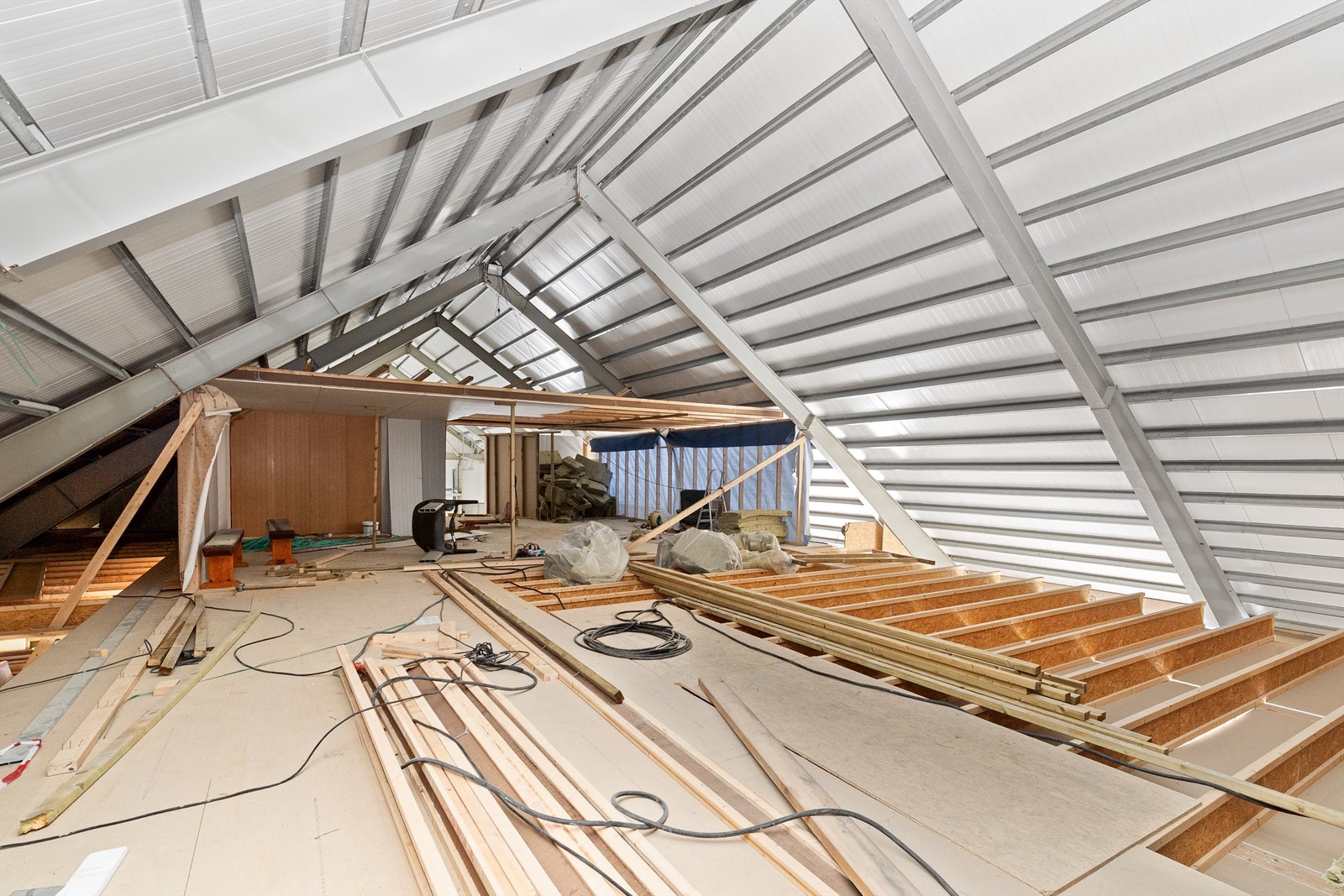 Mesanin som strekker seg over snr 2, 3 og 4. Adkomst via stige, eller gaffeltruck fra snr 1 Galleribilde