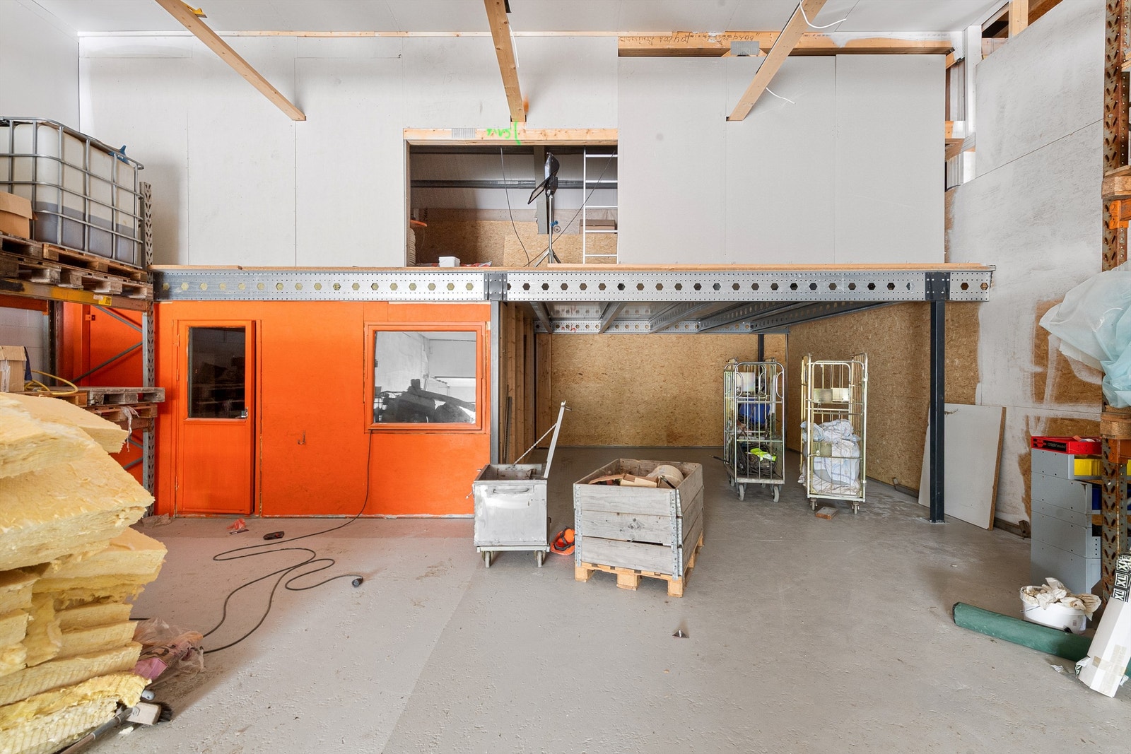 Snr 2 med adkomst via garasjeport fra siden av bygget Galleribilde