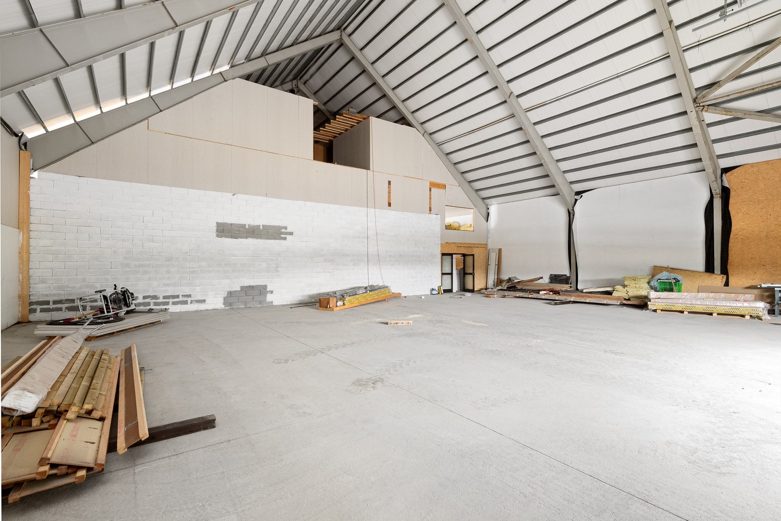 Snr 1 med stor port på enden av bygget - tilgang til Mesanin med gaffeltruck Galleribilde