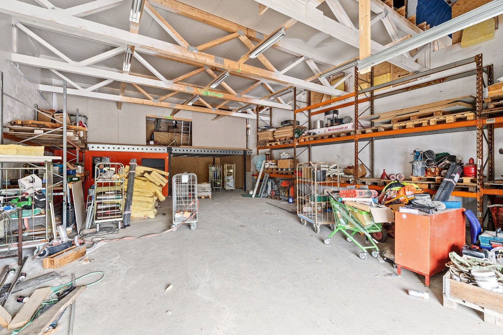 Snr 3 med adkomst via garasjeport fra siden av bygget Galleribilde