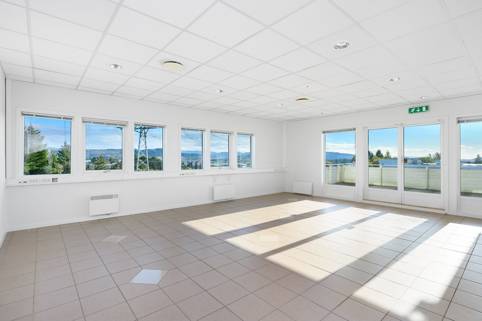 Spiserom med utgang til egen balkong. Galleribilde