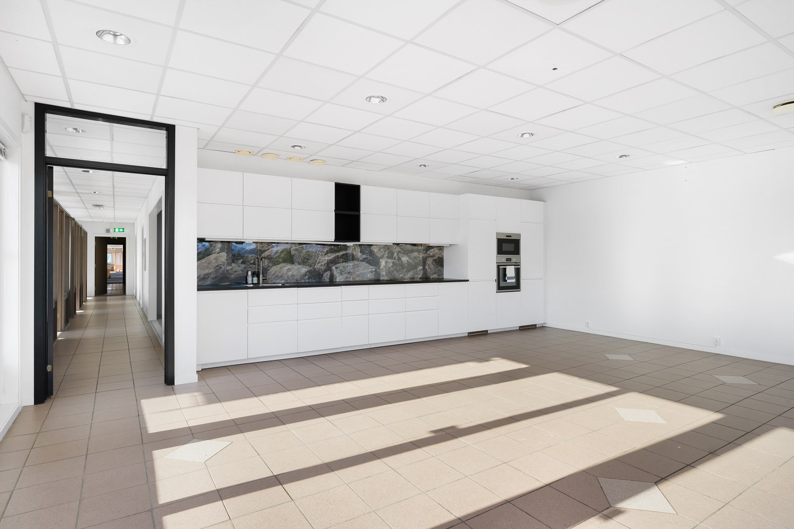 Moderne kjøkken på spiserom. Galleribilde