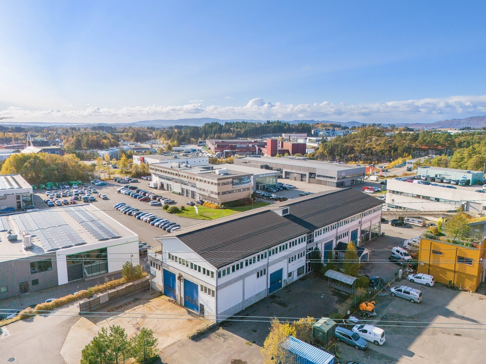 Eiendommen ligger sentralt på Kokstad i nærheten av kjente merkevarer. Mulig å leie store utearealer i tilknytning til eiendommen. Galleribilde