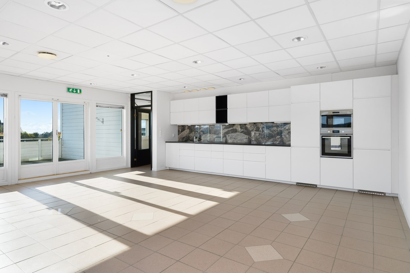 Moderne kjøkken på spiserom. Galleribilde