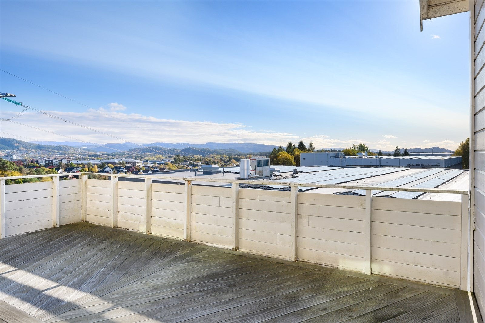 To balkonger i kontoretasjen. Galleribilde