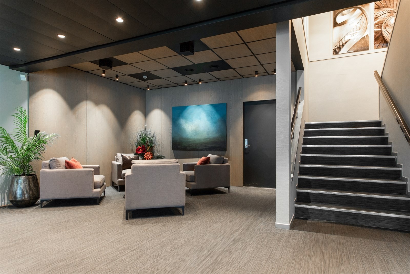 Sosial sone i inngangspartiet - trapp til kontorer i 2. etg. Galleribilde