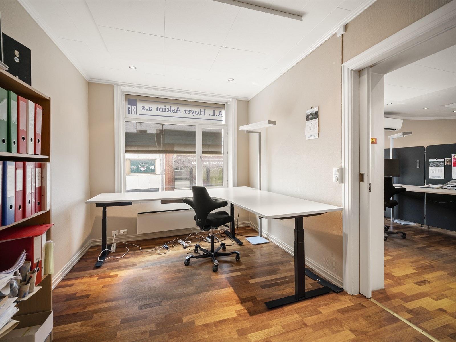 Separat kontor/rom innerst med stor skyvedør mot lokalet Galleribilde