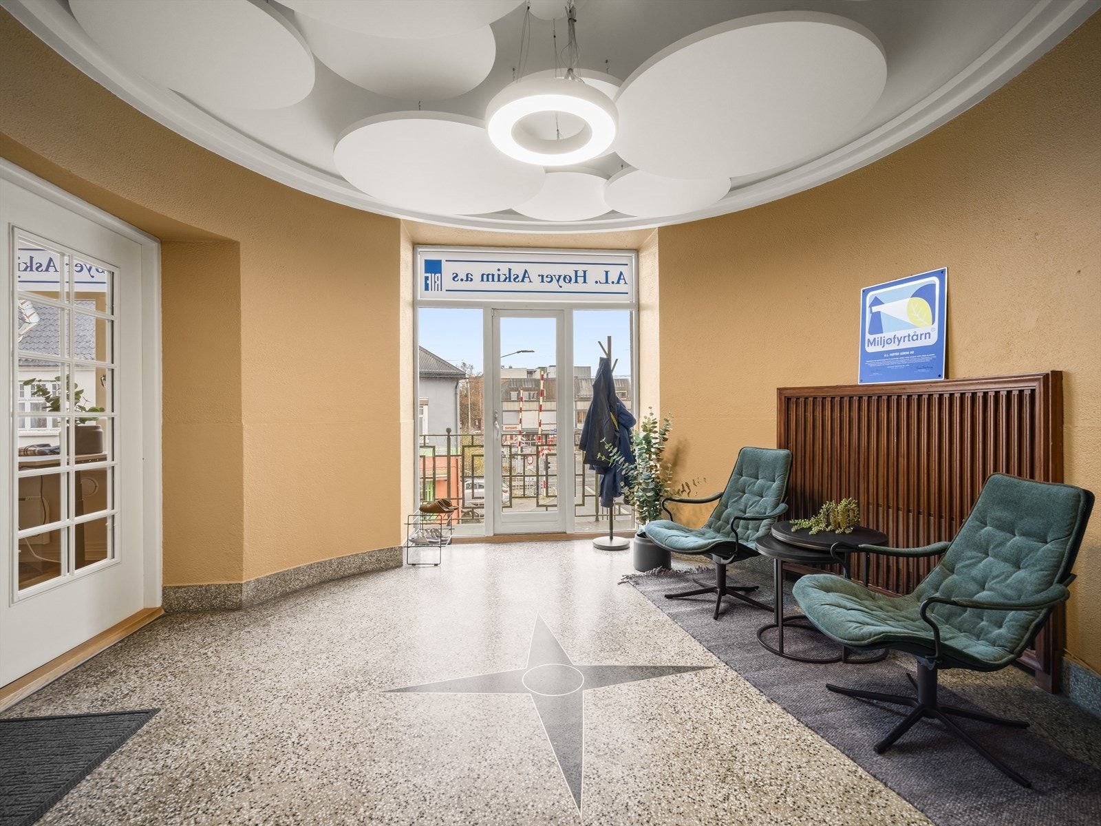 Unik formet entre/venteværelse med balkong Galleribilde