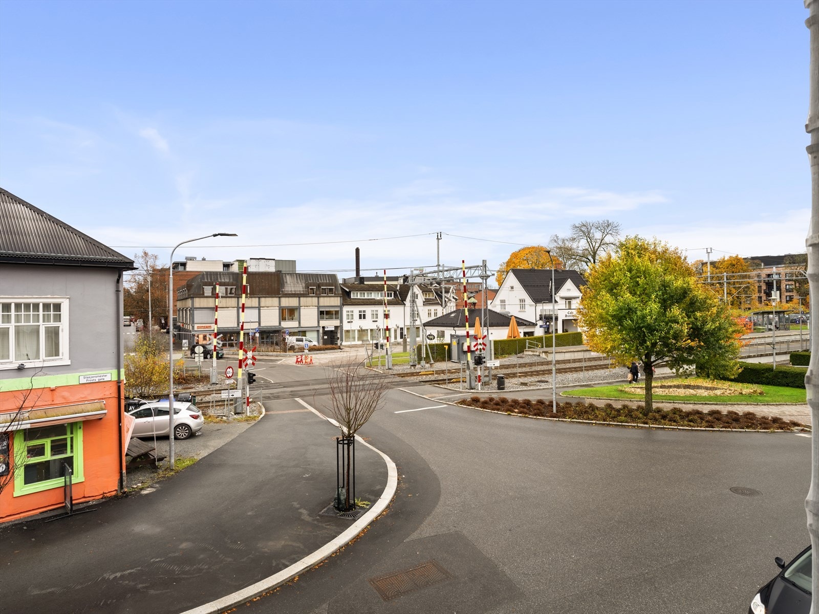 Utsikt fra balkong til togstasjon og gågata Galleribilde