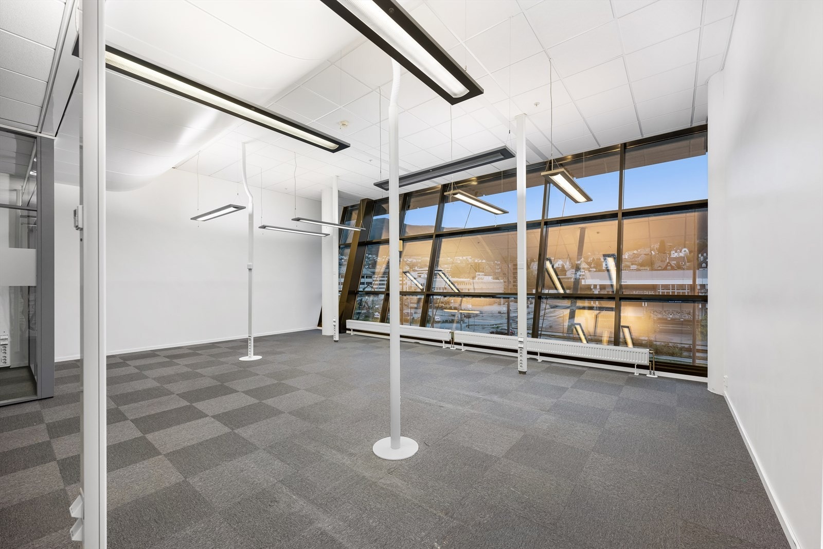 Ledig kontorlokale i 2. etg. BTA 499 m². Landskap med god takhøyde.