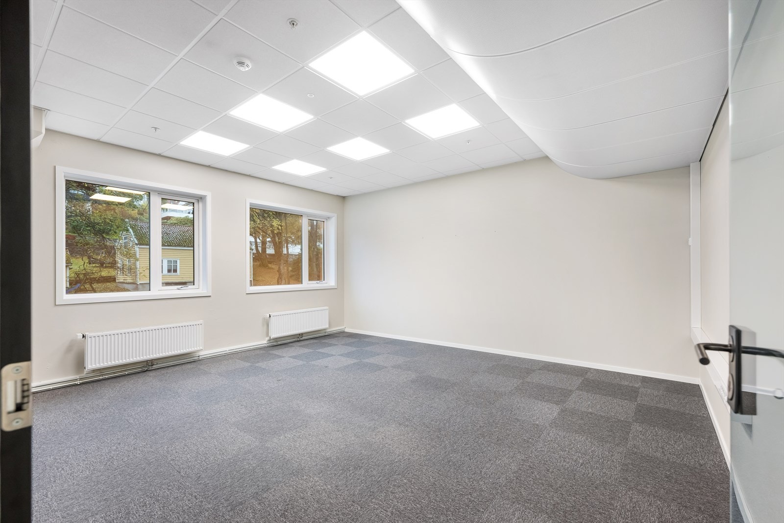 Ledig areal i 2.etg. BTA 384 m². 3 cellekontor, 2 landskap, kjøkken, møterom og 3 stillerom.