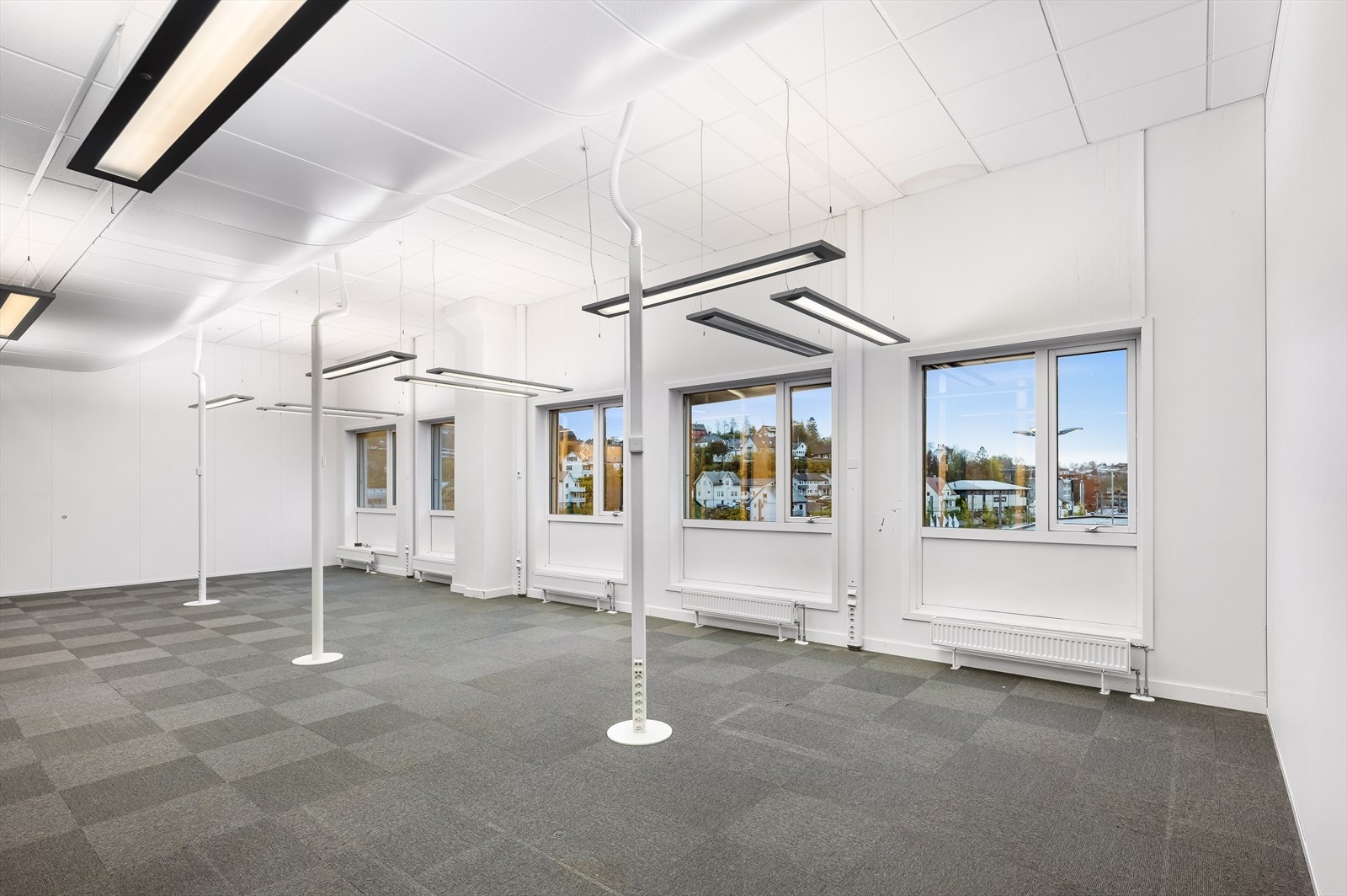 Ledig kontorlokale i 2. etg. BTA 499 m². Landskap med god takhøyde.