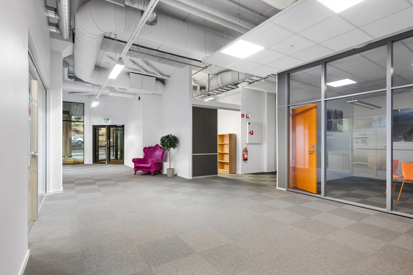 Kontor/showroom BTA 180 m². Egen inngang. 2 store rom med tilgang til møterom, kjøkken og toalett.