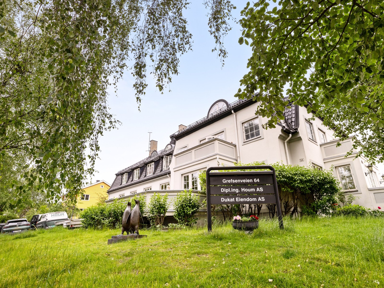 Selve tomten er over 1,5 mål; pent opparbeidet og godt vedlikeholdt. Galleribilde