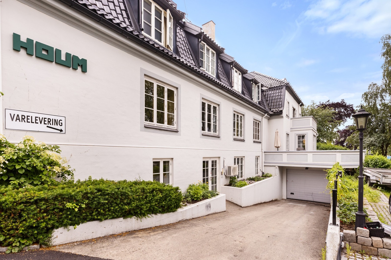 Varmekabler er lagt i nedkjøringen til garasjeanlegget og resten av den asfalterte oppkjørselen Galleribilde