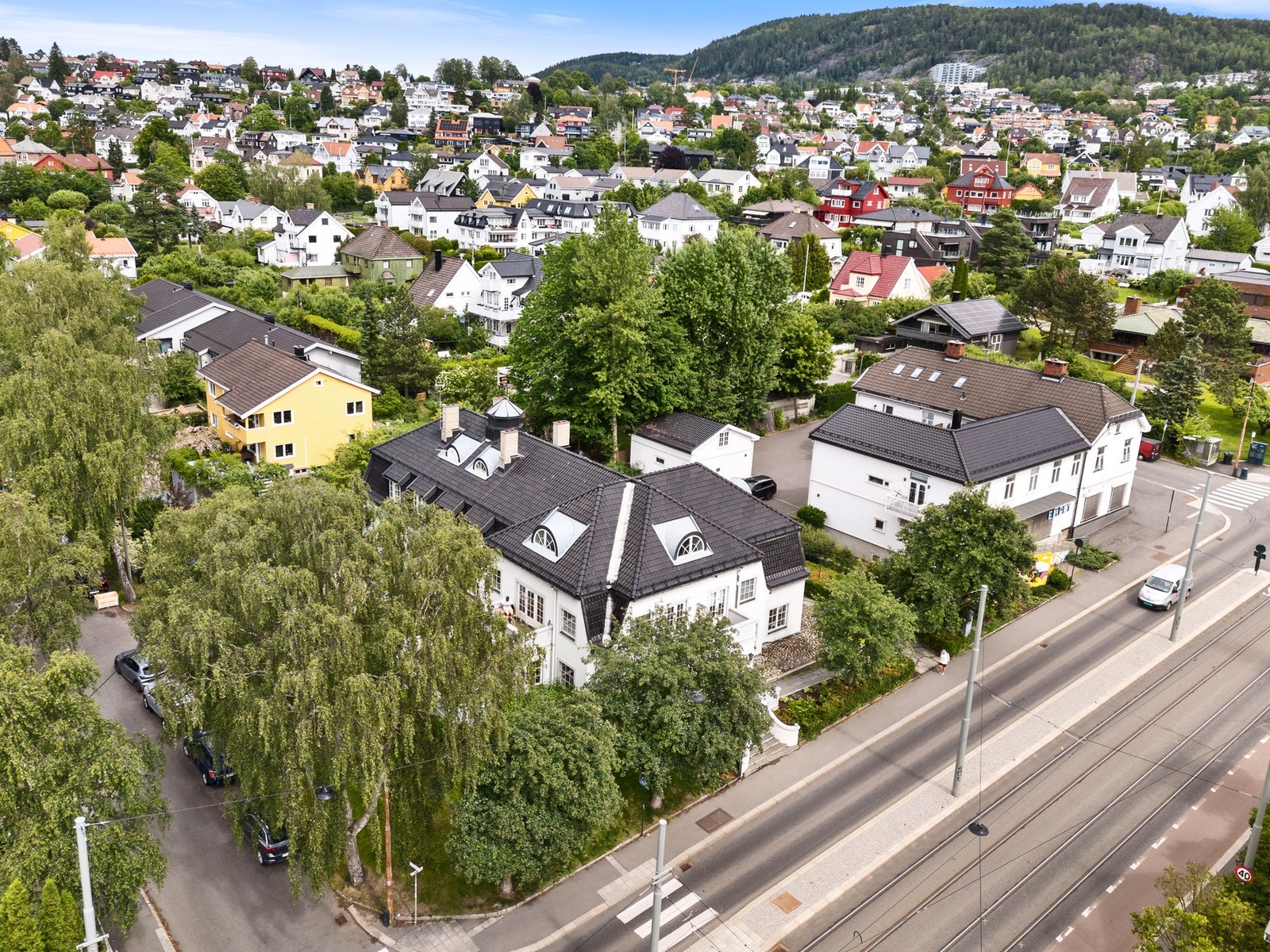 Eiendommen er eksponert mot Grefsenveien, hovedforbindelsen mellom Grefsen, Kjelsås og Oslo-området for øvrig. Galleribilde