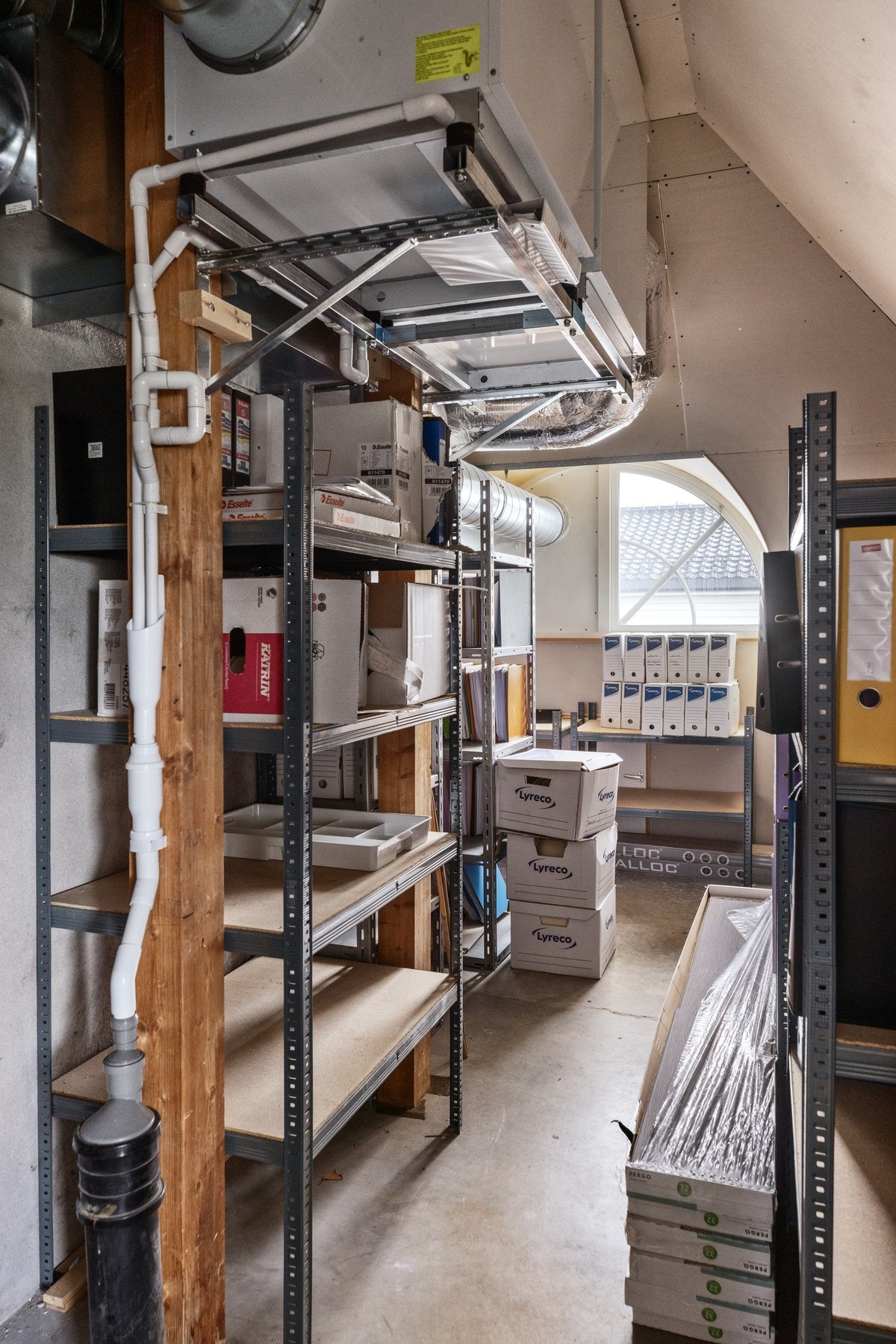 Næringslokalene har rikelig med lagringsplass. Galleribilde