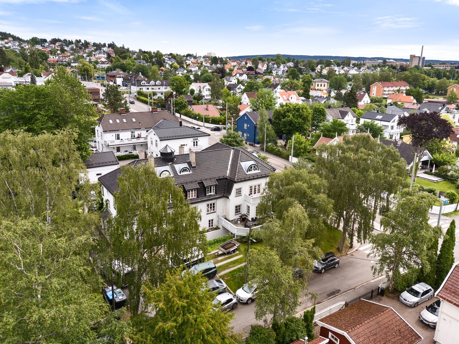 Parkeringen er meget god; i et garasjeanlegg i kjelleren og 14 parkeringsplasser utendørs. Galleribilde