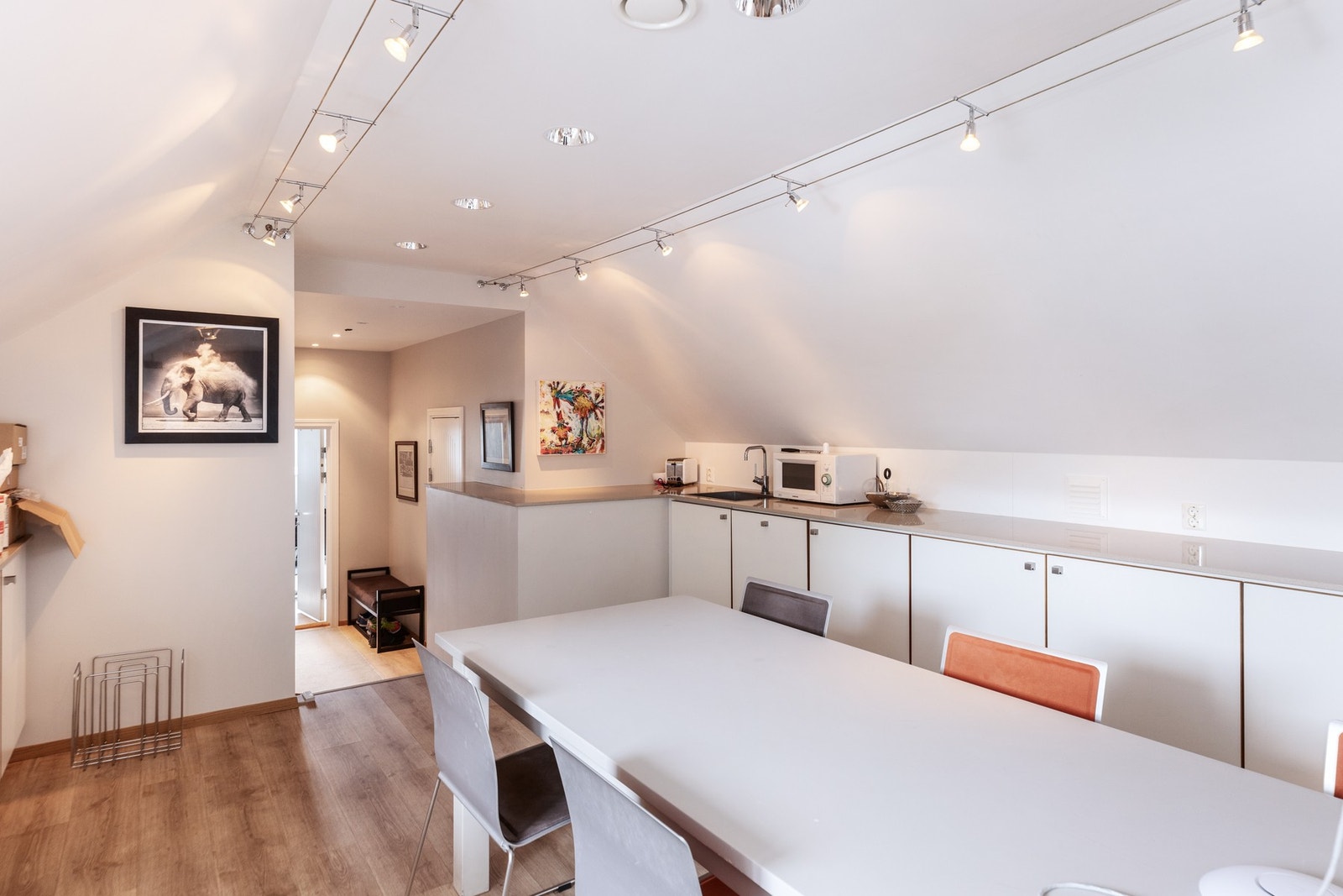 Kjøkkenet er nyere; romslig og funksjonelt med kjøleskap og oppvaskmaskin integrert. Galleribilde