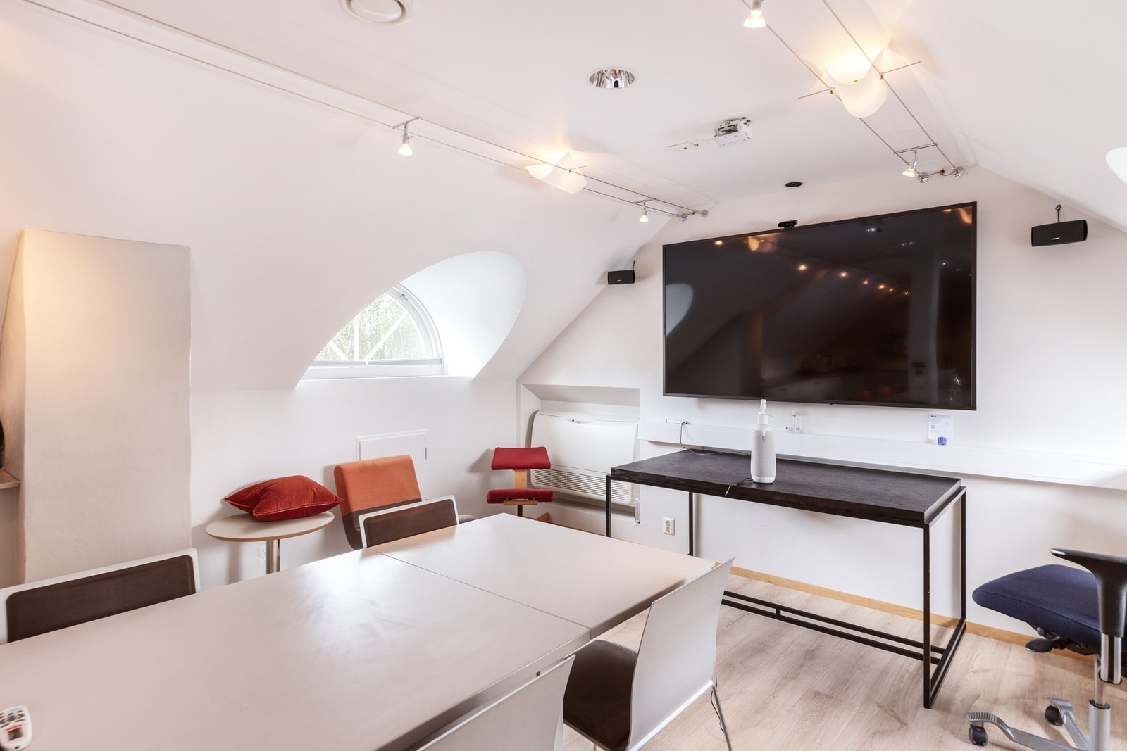 Møterommet passer utmerket for presentasjoner og møter. Galleribilde