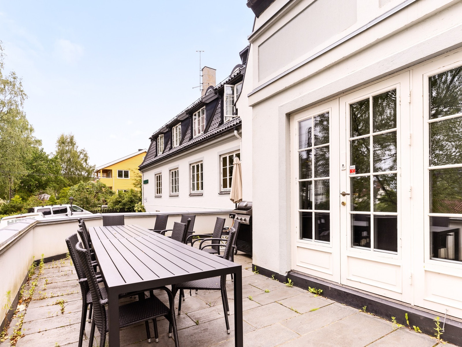 Spiserommet i 1. etasje har utgang til en romslig terrasse med skifersten på dekket. Galleribilde