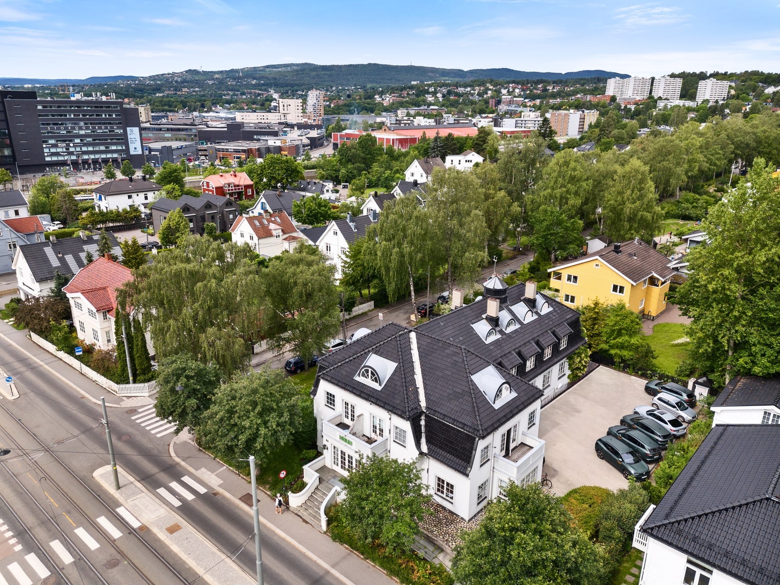 Grefsenveien 64 er en kombinert eiendom med 8 leiligheter og store næringslokaler. Galleribilde