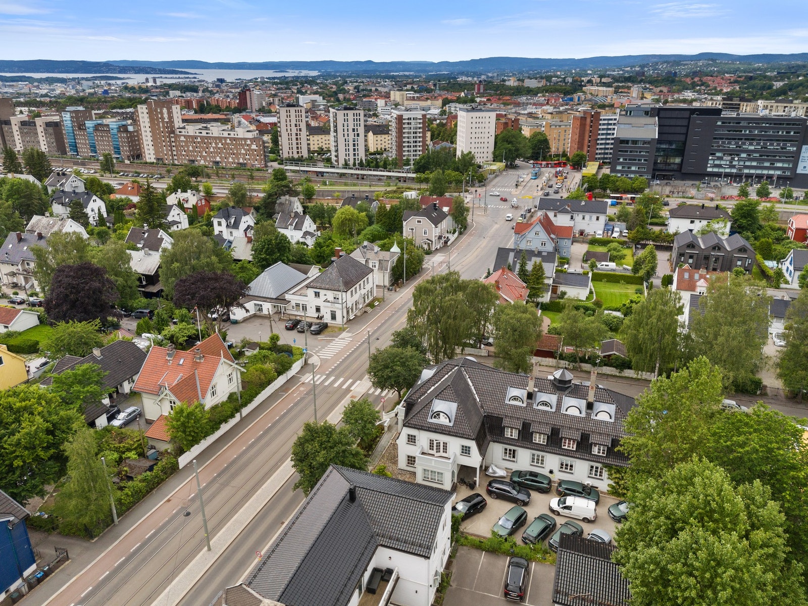 Det tar ca. 7 minutter å gå til Storo Storsenter, og fra eiendommen er det ca. 12 minutter til Handelshøyskolen BI. Galleribilde