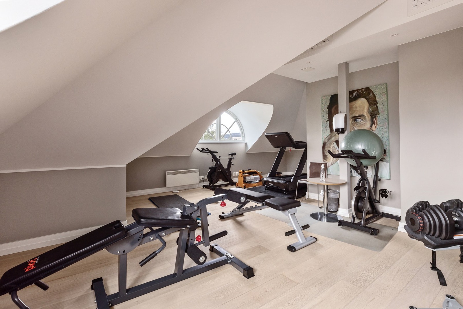 Oppholdssonene på loftsplanet er innredet med nyere gulv i enstavs utførelse. Galleribilde