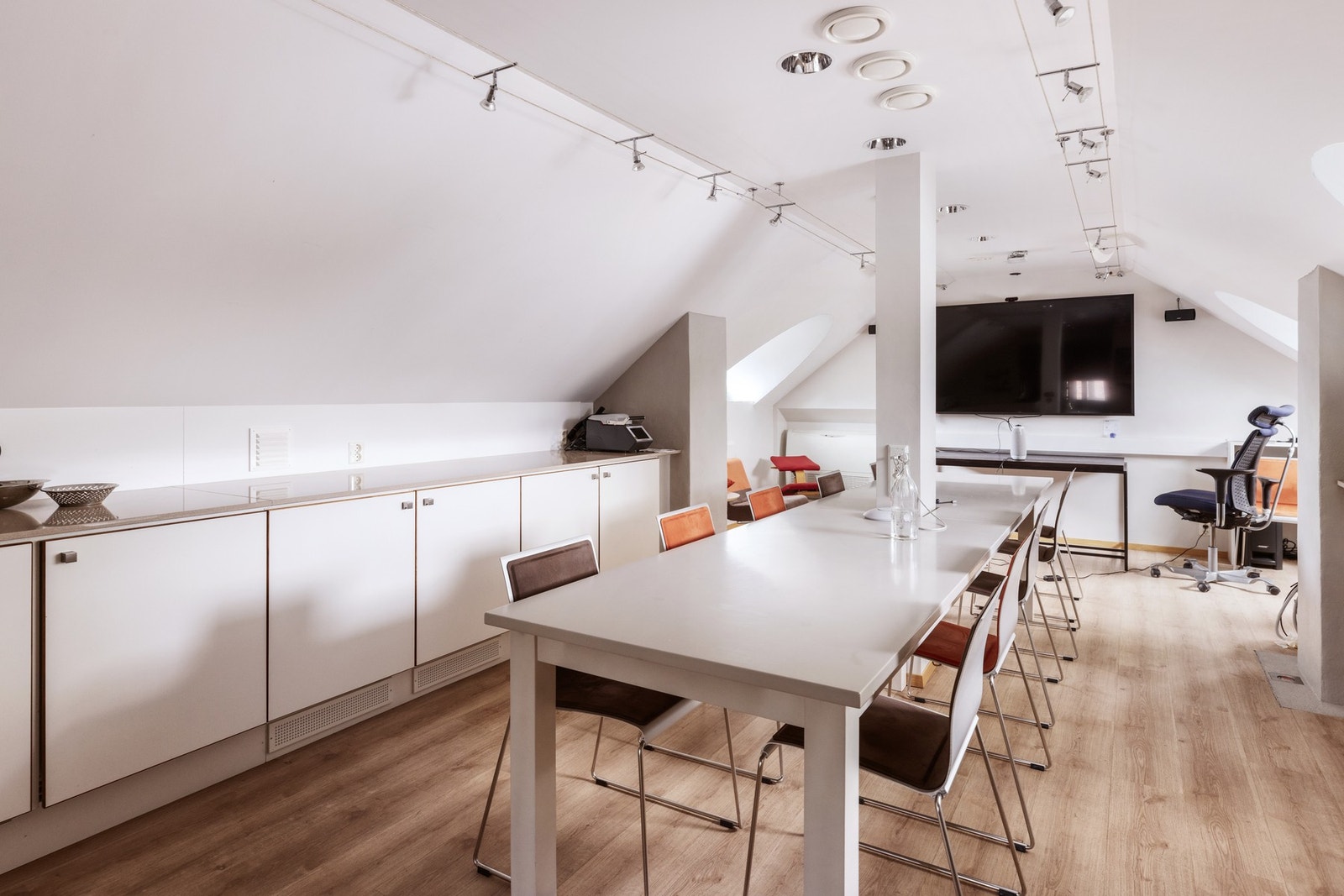 På møterommet oppe kan de ansatte samles for hyggelige lunsjer. Galleribilde