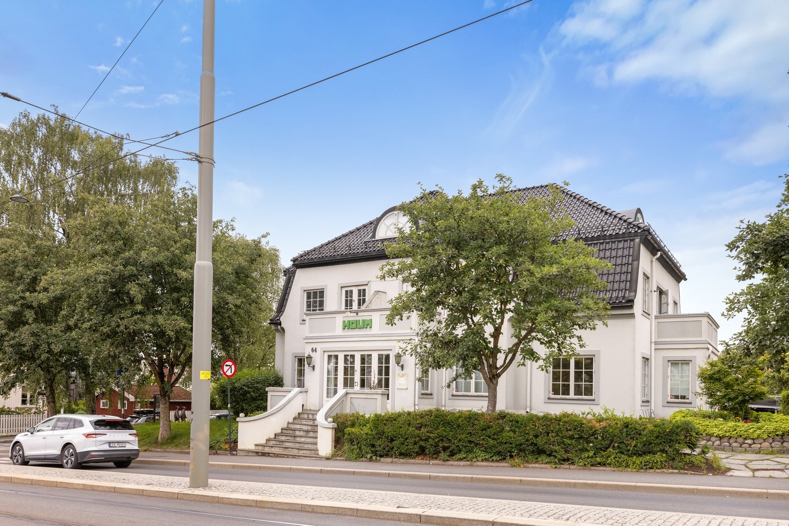 Fra eiendommen er det umiddelbar nærhet til et godt kollektivtilbud via buss, trikk og T-bane. Galleribilde