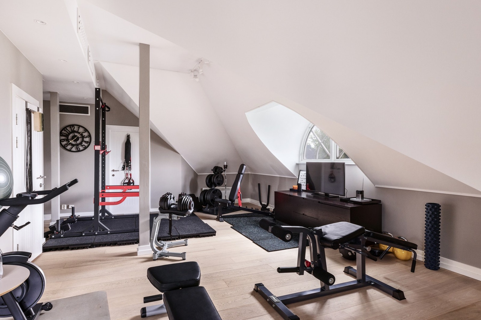 Bygget har i dag et velutstyrt treningsrom for de ansatte. Galleribilde