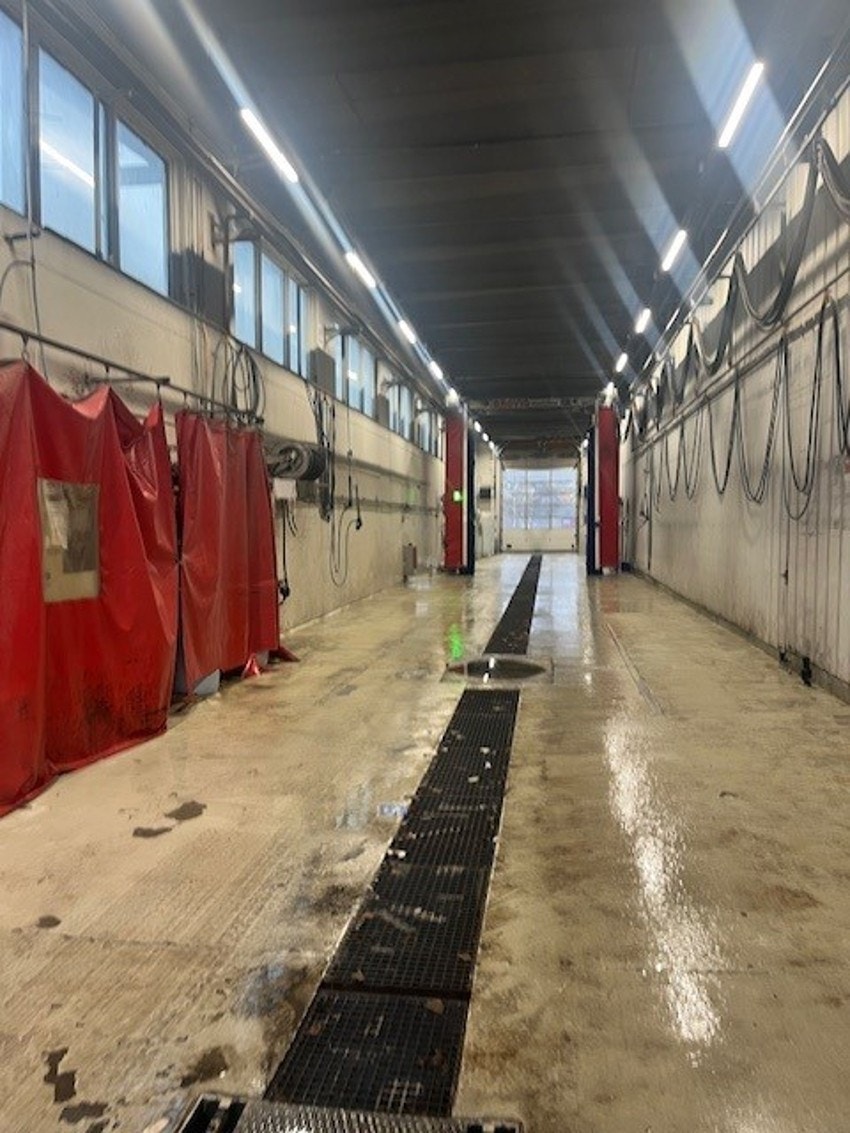 Gjennomkjørende vaskehall for buss Galleribilde