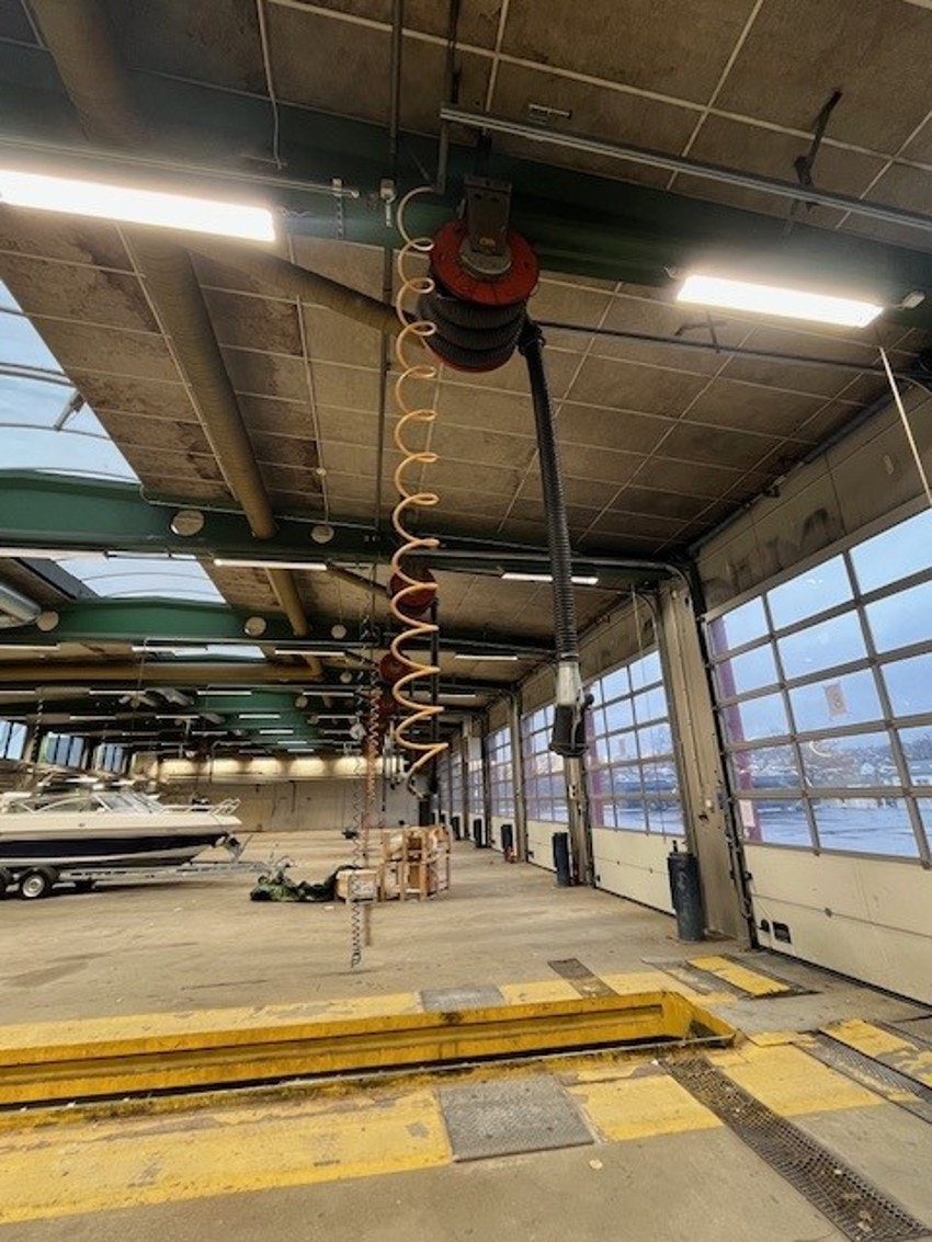 Del 2. Lysinnslipp i tak. Totaltalt 9 store kjøreporter Galleribilde