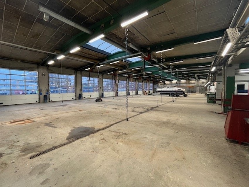 Del 2. Lysinnslipp i tak. Totaltalt 9 store kjøreporter Galleribilde