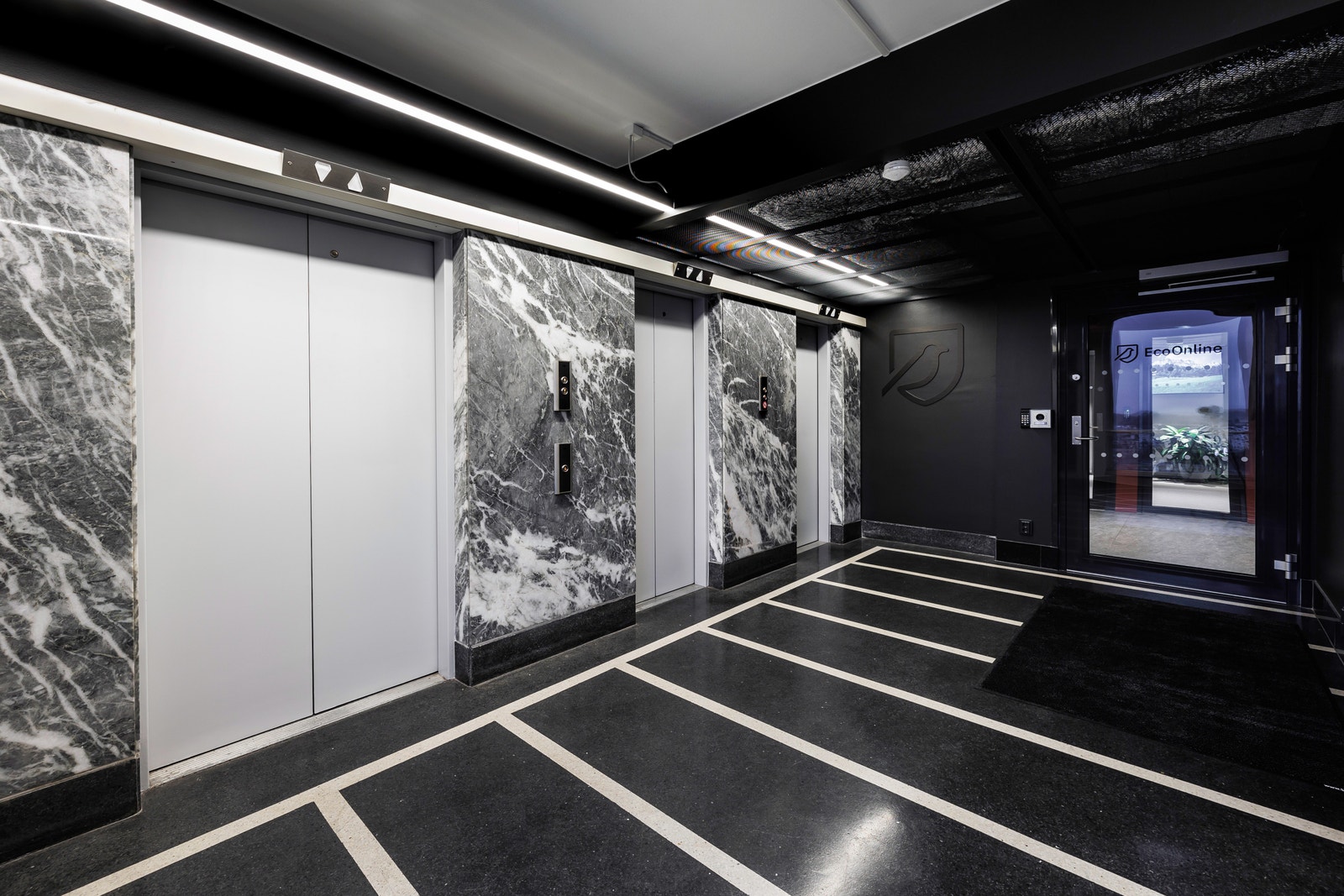 Delikat inngangsparti med trapp- og heisløp. Galleribilde