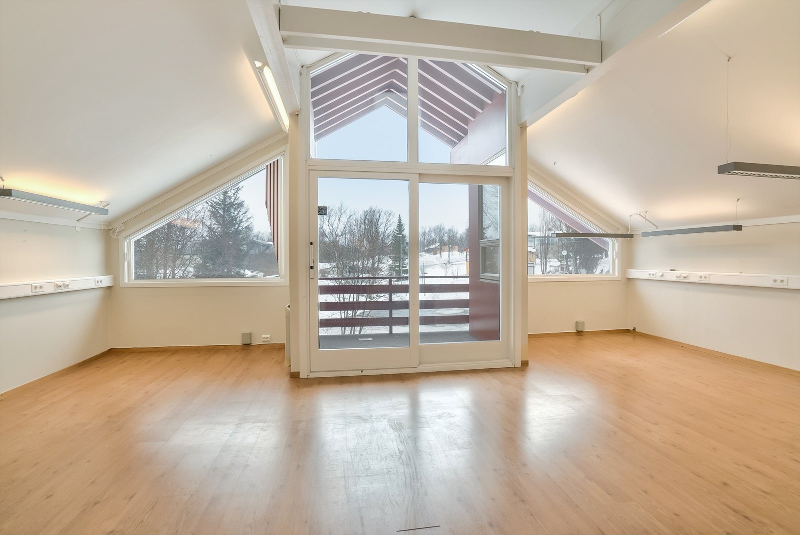 Stort rom i 3. etasje - egnet for 4 arbeidsplasser Galleribilde