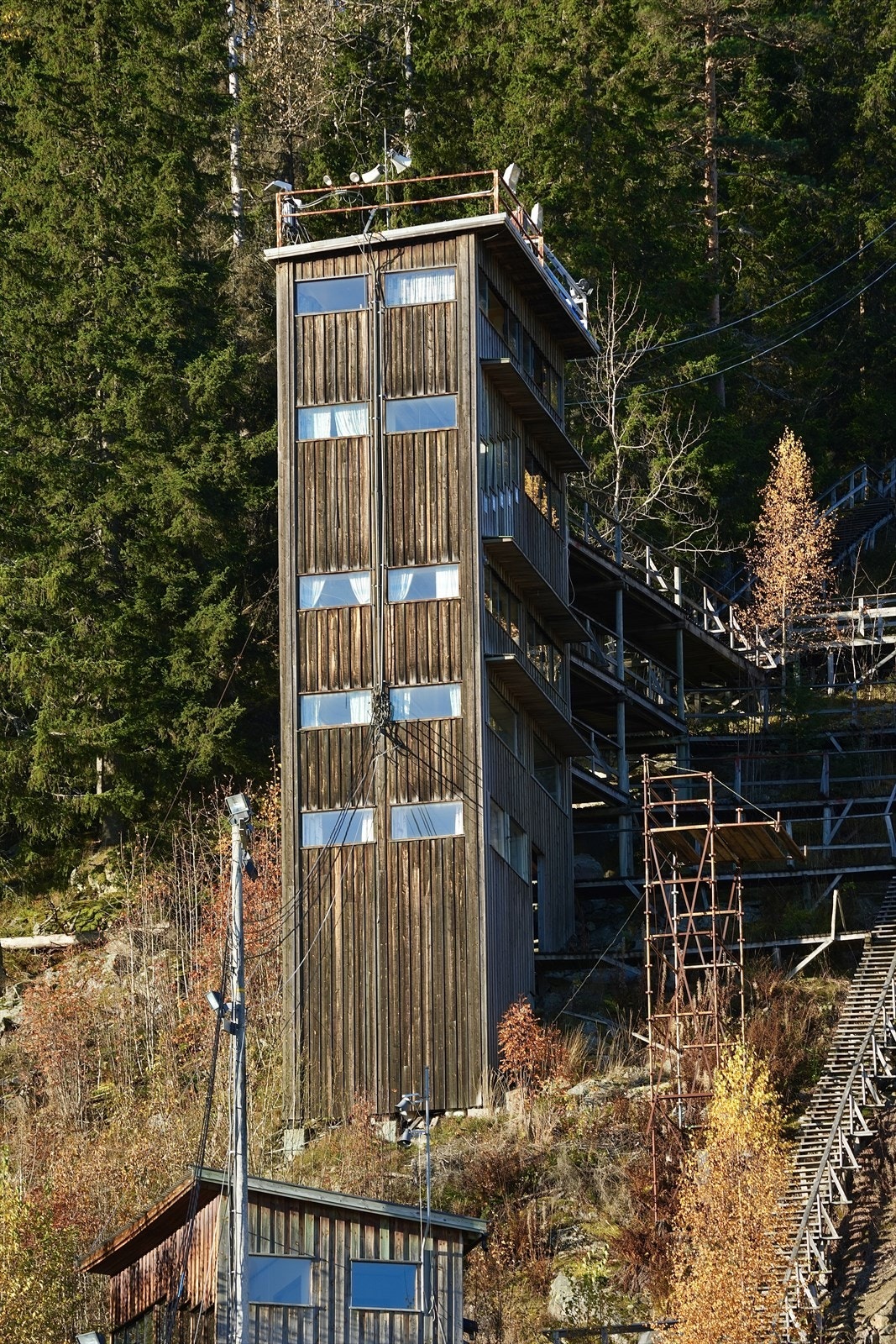 Dommertårn i bratt terreng. Galleribilde