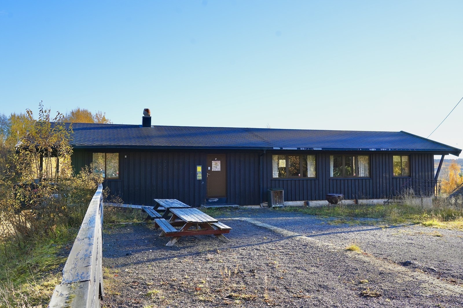 Gruset uteområde. Galleribilde