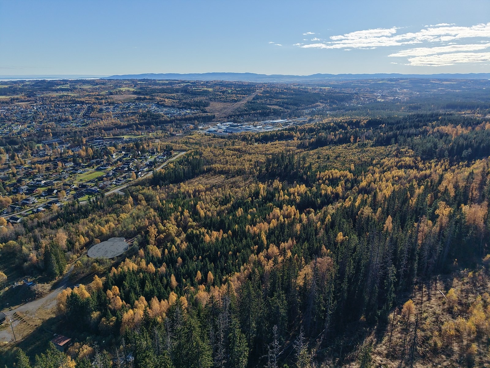 Området består i hovedsak av boligbebyggelse, landbrukseiendommer og næring. Galleribilde