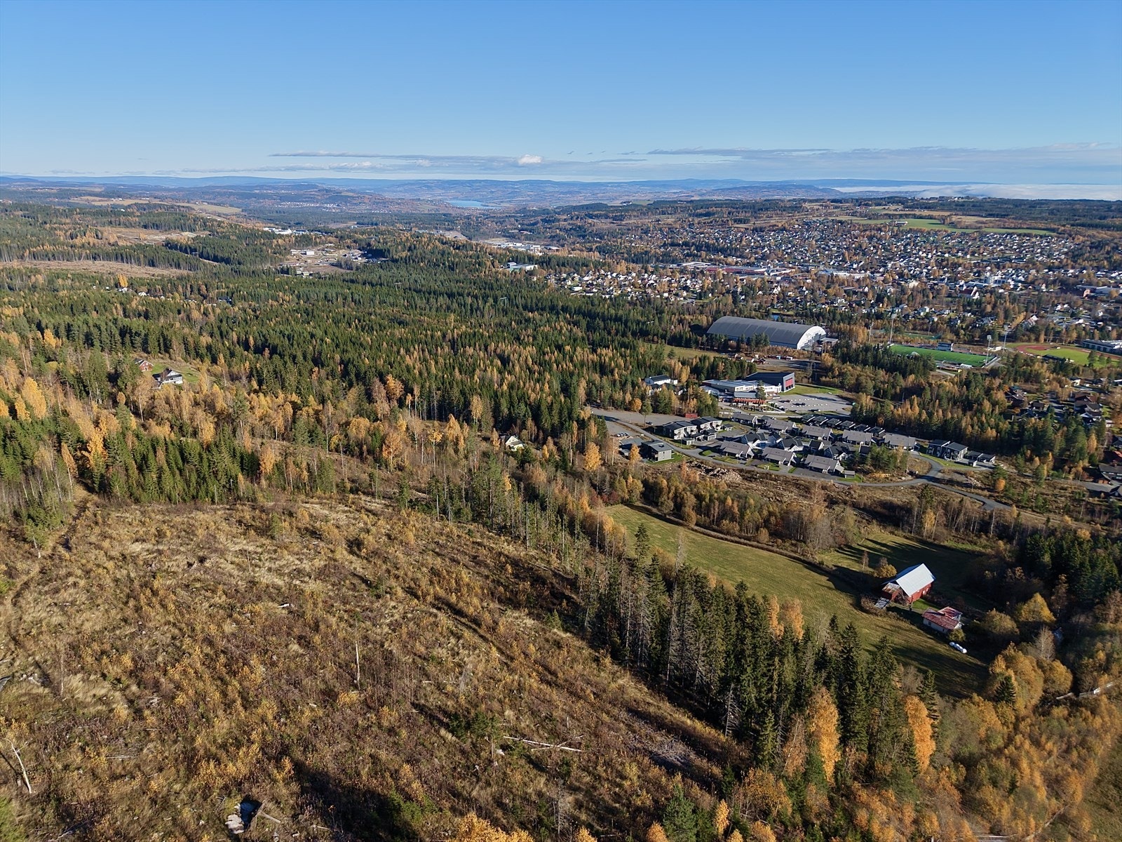 Til Gjøvik sentrum med alle byfasiliteter er det ca. 12 km. Galleribilde