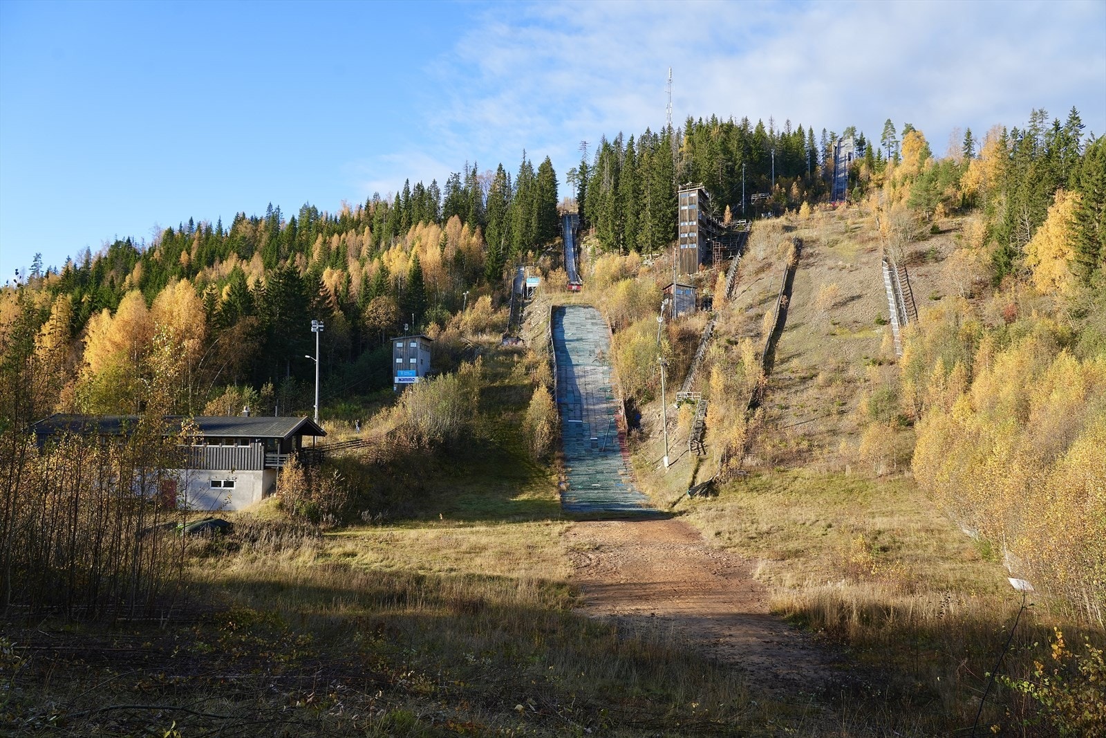 Klubbhus i tilknytning til bakken. Galleribilde