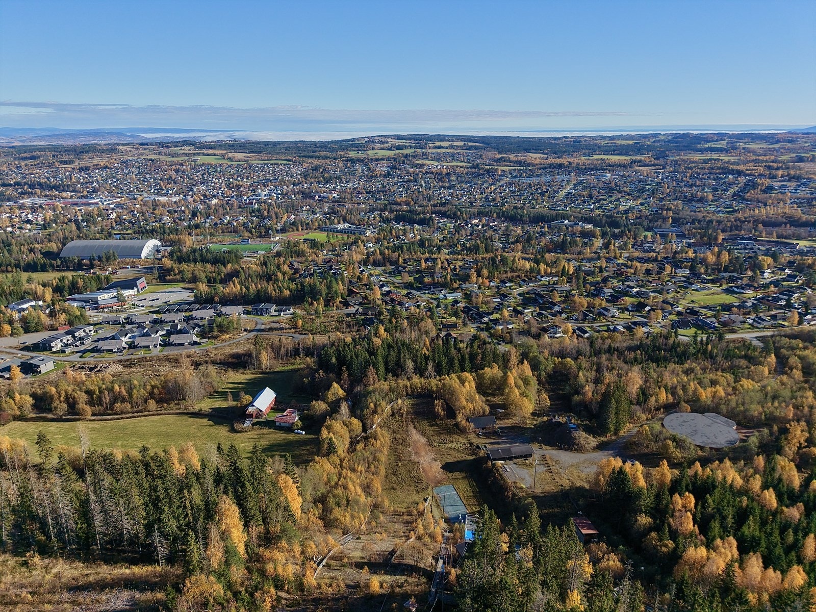 Meget sentralt på Rafoss i nær tilknytning til Nammo stadion, Raufoss Industripark Arena og Raufoss Industripark. Galleribilde