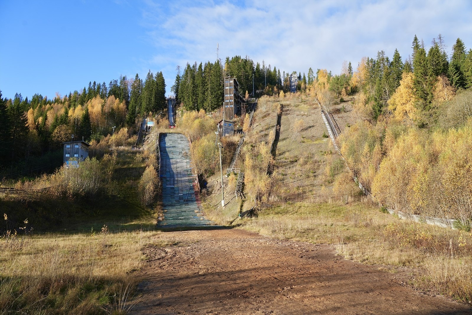 Hoppanlegg med overrenner / tilløp og trappekonstruksjoner. Galleribilde