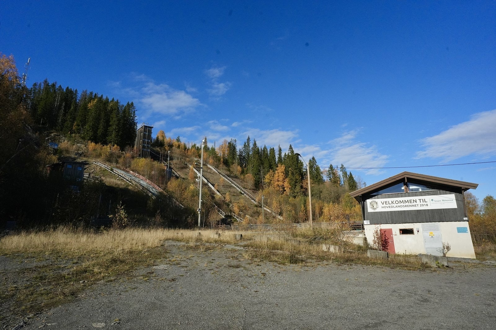 Hoppanlegg med klubbhus. Galleribilde
