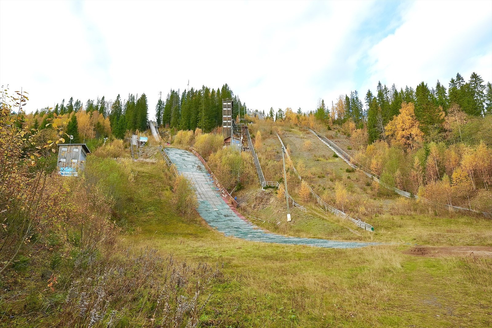 Hoppanlegg med flere hoppbakker. Galleribilde