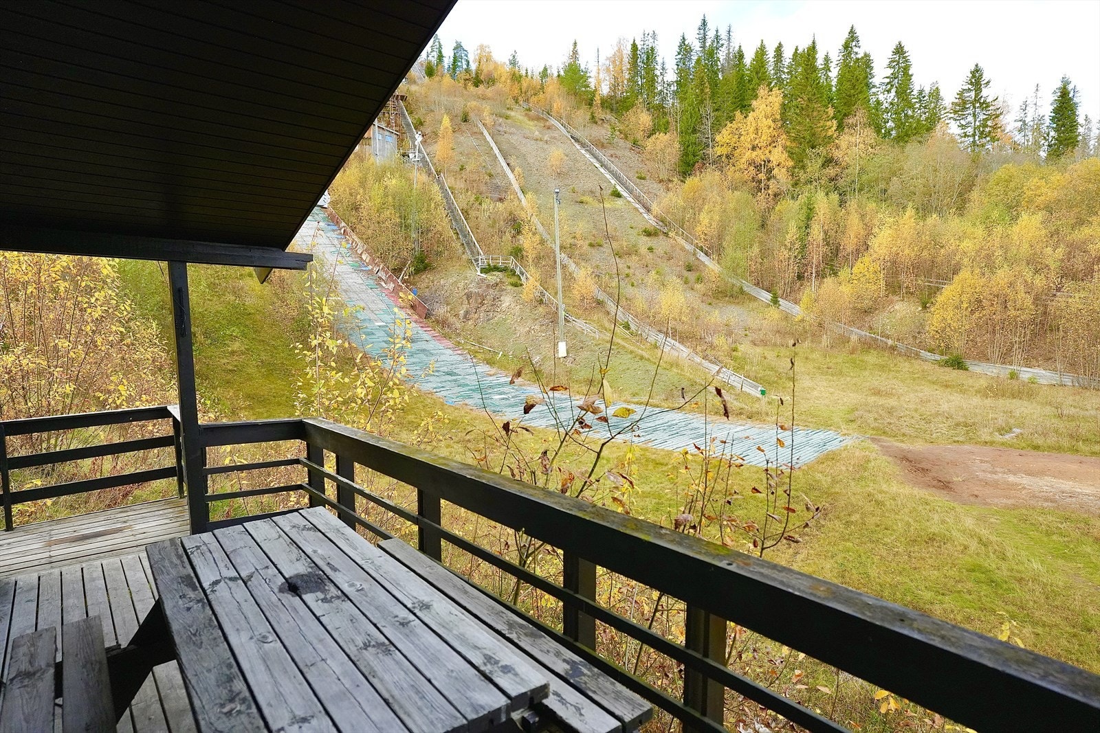 Veranda med flott syn mot hoppbakken. Galleribilde