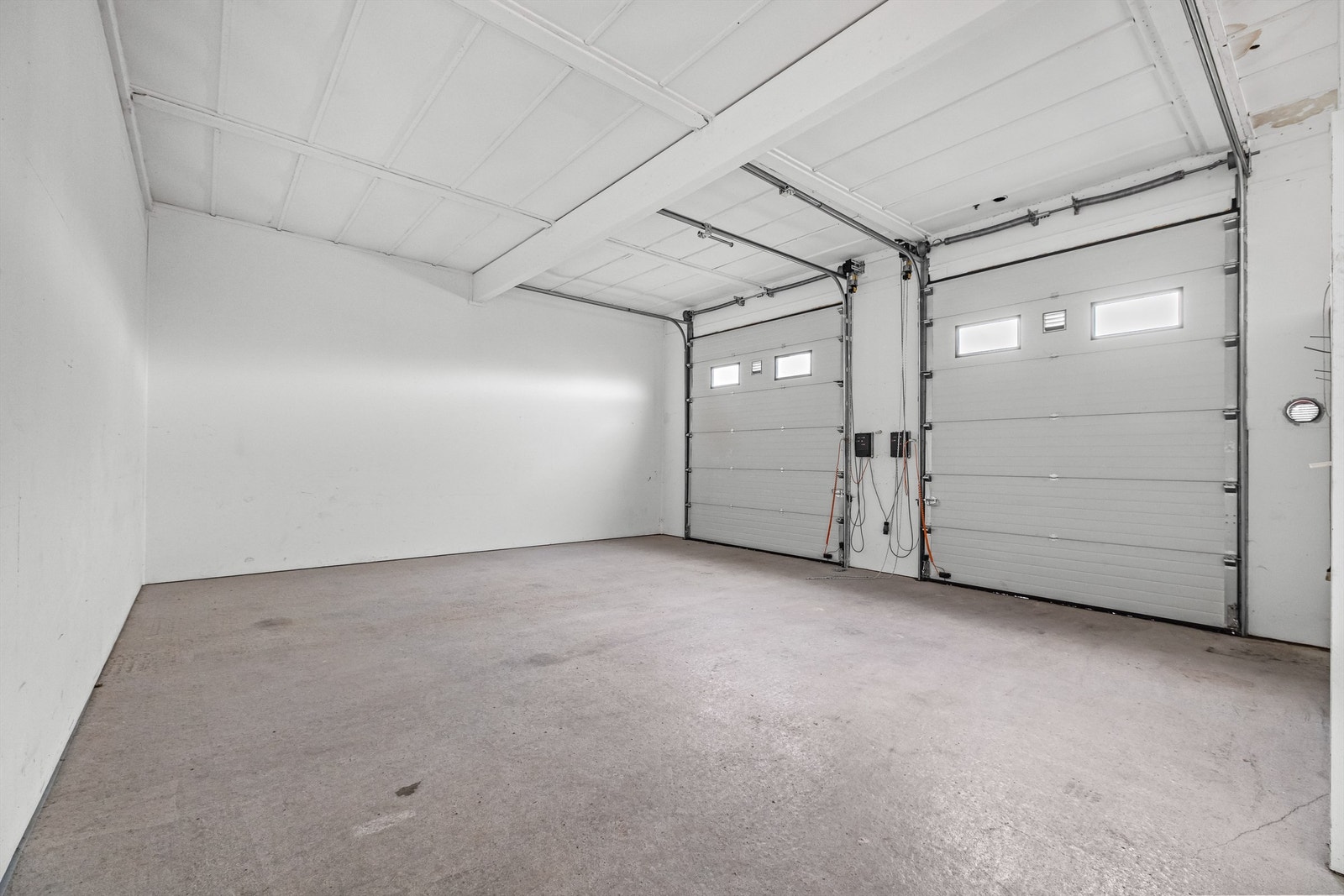 Næringseiendom med store innkjøringsporter og god lagringsplass. Galleribilde