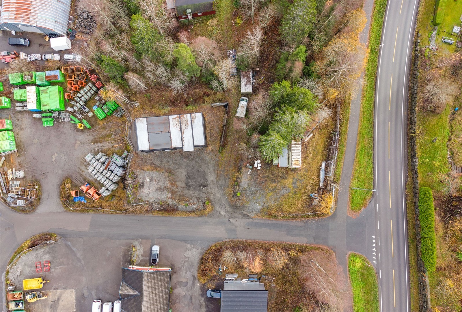 Næringseiendommen er på ca. 1328 kvm, og ligger sentralt til på Flateby, langs lillestrømveien. Galleribilde